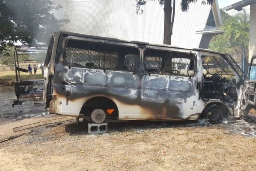 Ketegangan memuncak ketika mahasiswa membakar kendaraan dan truk didalam kampus UPNG.