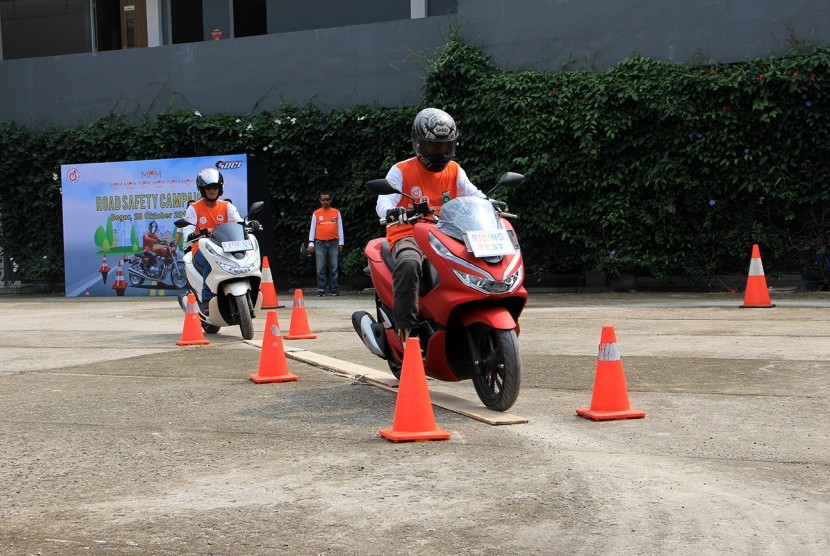 keterampilan mengendarai sepeda motor dengan benar  akan mengurangi risiko kecelakaan