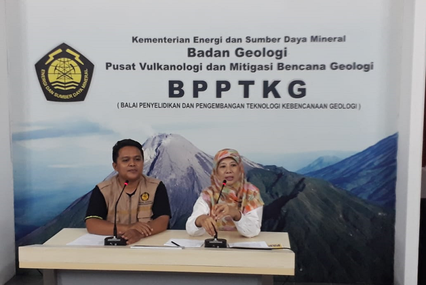 Keterangan dari Kepala BPPTKG, Hanik Humaida (jilbab), diberikan usai terjadi erupsi di Gunung Merapi pada Kamis (24/5) dini hari.