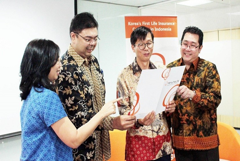 Foto direksi Hanwha Life Insurance Indonesia usai konferensi pers kinerja perusahaan