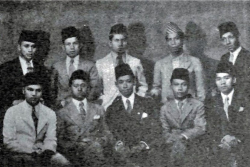      Keterangan Foto: Abdul Kahar Muzakkir (duduk, kedua dari kiri) melakukan  diplomasi pengakuan kemerdekaan di Mesir.