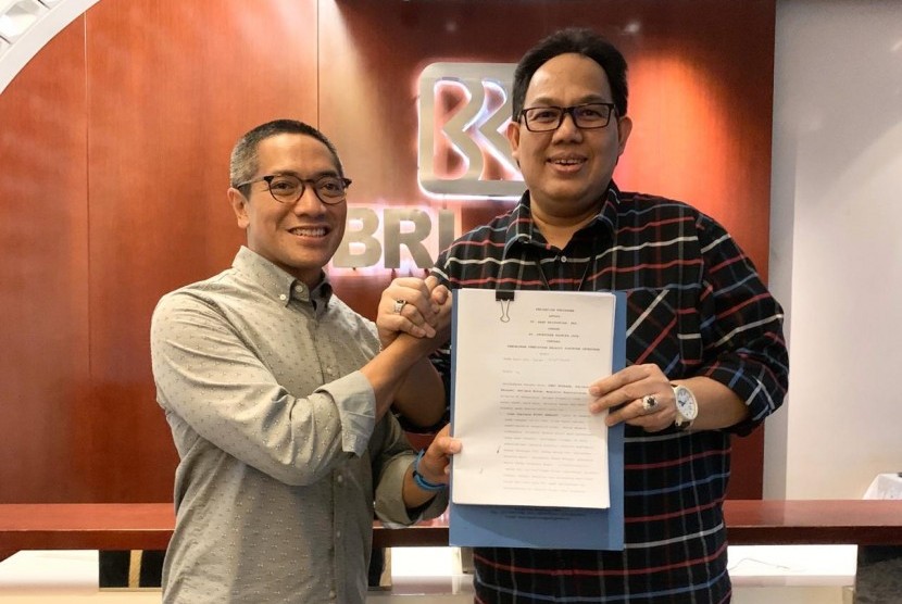 Direktur Bisnis Ritel BRI Syariah Fidri Arnaldy dan CEO Investree Adrian Gunadi setelah menandatangani perjanjian kerja sama.