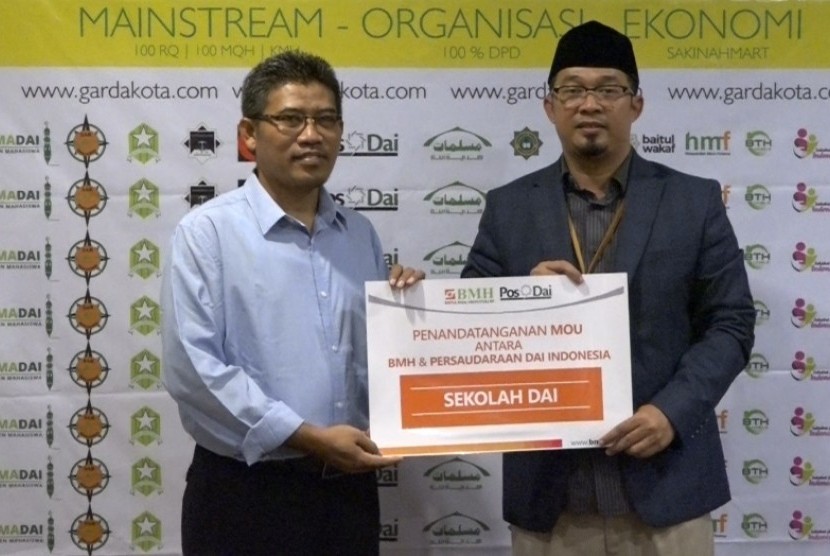 Keterangan foto: Direktur Utama BMH Marwan Mujahidin (kanan) secara simbolis  menyerahkan  berkas MoU kepada  Direktur Sekolah Dai Jakarta dan Bogor,  Samani Harjo.