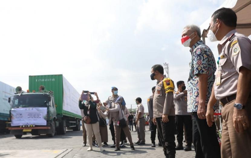 keterangan foto; Gubernur Jawa Tengah, ganjar Pranowo (dua dari kanan) saat melepas ekspor produk pertanian Jawa Tengah, di Pelabuhan Tanjung Emas Semarang, Jumat (31/12).