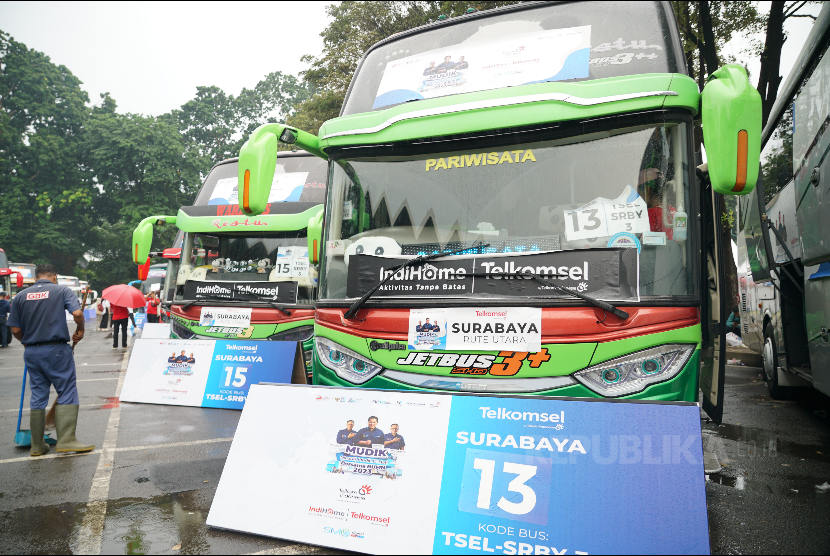 Suasana para pemudik yang turut serta dalam Program Mudik Bersama BUMN 2023 menggunakan bus dari Telkom Group di Istora Senayan, Gelora Bung Karno Jakarta, Selasa (18/4).
