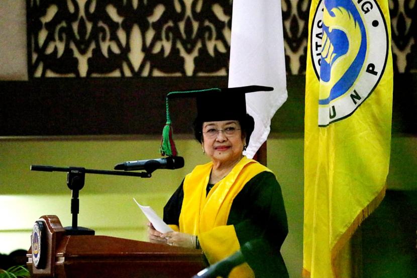 *Keterangan foto:* Presiden ke 5 RI Megawati Soekarnoputri saat menerima gelar Doktor Honoris Causa dari Universitas Negeri Padang (UNP), Sumatra Barat, pada 27 September 2017.