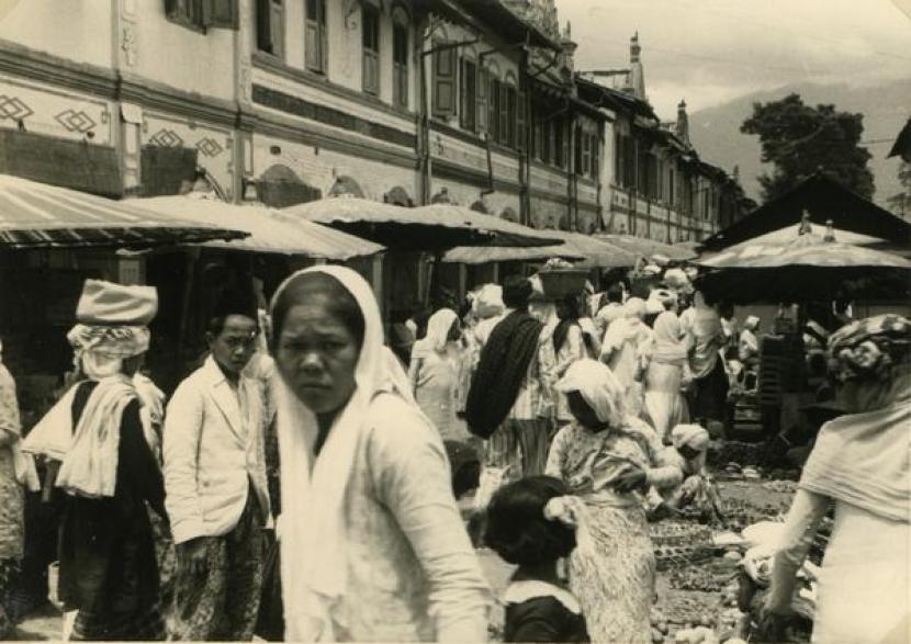 Keterangan foto: suasana pekan di pasar Fort de Kock tahun 1930an. Sumber: media-kitlv.nl
