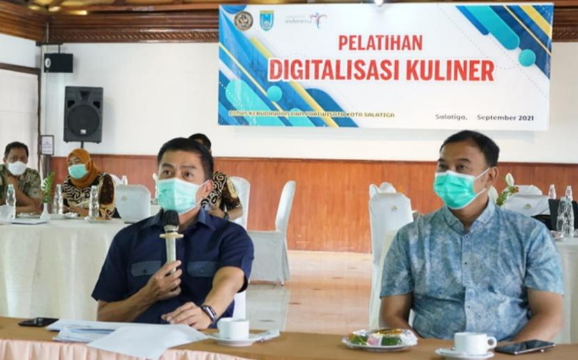 keterangan foto: Wali Kota Salatiga, Yuliyanto saat memberikan motifasi kepada 40 pelaku usaha kuliner peserta pelatihan Digitalisasi Kuliner, yang digelar oleh Dinas Kebudayaan dan Pariwisata Kota Salatiga, di Salatiga, Jawa Tengah. 