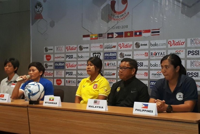  Keterangan pers dari manajer tim dan pelatih tim nasional putri dari lima negara yang mengikuti AFF Under-16 Girls Championship yang berlangsung di Palembang sejak  1–13 Mei 2018. Dari kanan ke kiri, pelatih timnas Filipina, Malaysia, Myanmar, Vietnam, dan Singapura.