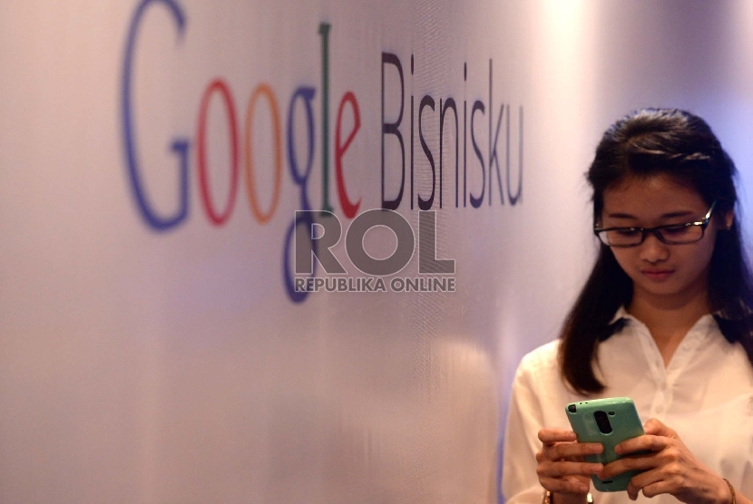 Keterlibatan UKM. Pemandu membantu mengisikan data UKM saat diskusi bersama Google terkait keterlibtan UKM di Indonesia, Jakarta, Kamis (20/8).