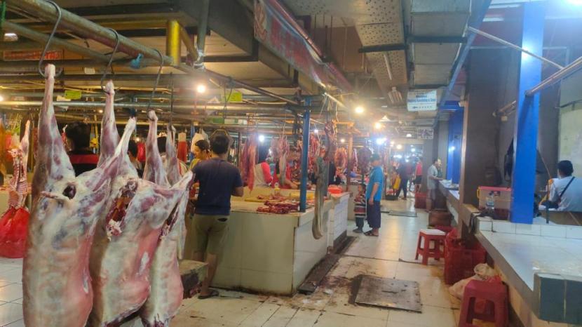 Ketersediaan daging di toko dan pasar tradisional sudah kembali normal.