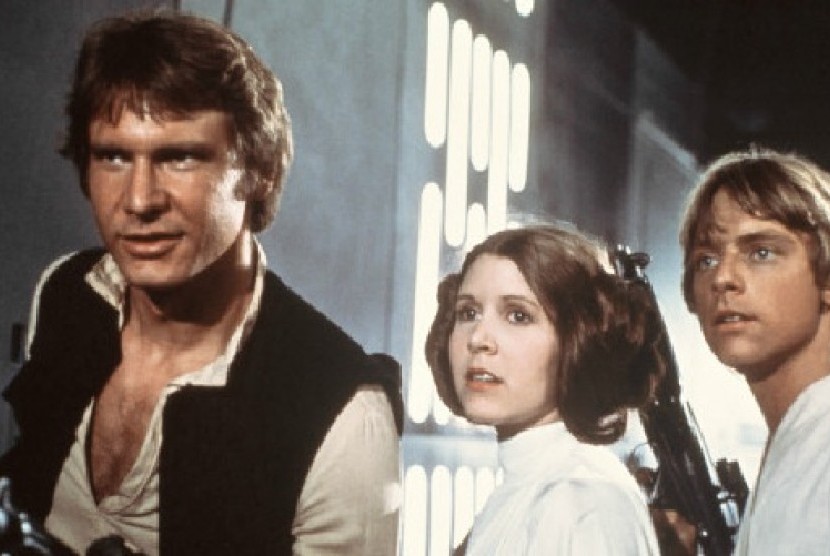 Ketiga artis ini Harrison Ford (kiri), Carrie Fisher (tengah) dan Mark Hamill (kanan) terkenal setelah membintangi Film Star Wars l 