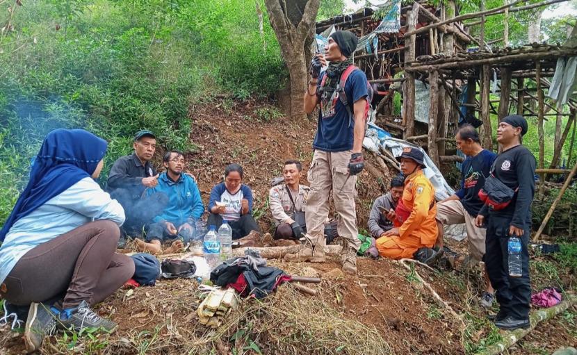 Ketiga orang peziarah Sendang Suroloyo yang sebelumnya dilaporkan tersesat saat ditemukan oleh tim SAR gabungan, Sabtu (7/8).