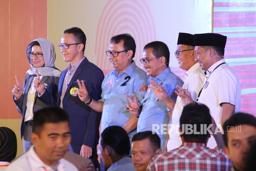 Ketiga pasangan calon wali kota dan wakil wali kota Bandung, tampil pada Debat Publik di Hotel BnB, Kota Bandung, Ahad (25/3). 