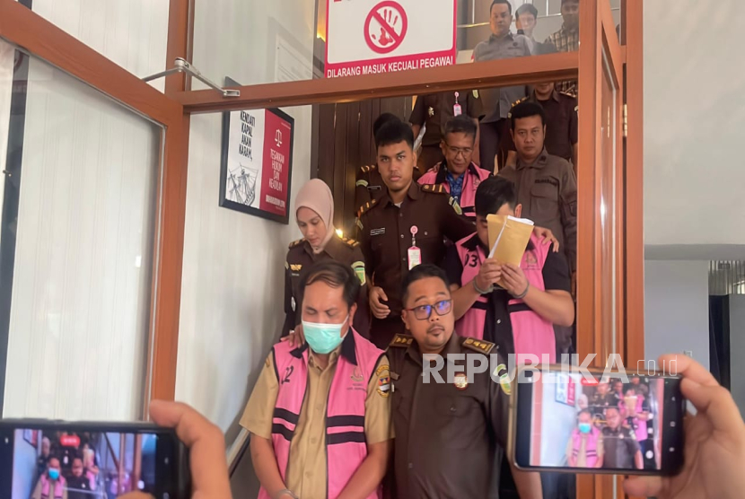 Ketiga Tersangka Kasus Korupsi Pengadaan Caravan Mobile Lab COVID-19 di Kabupaten Bandung Barat Digelandang Kejari Kabupaten Bandung.