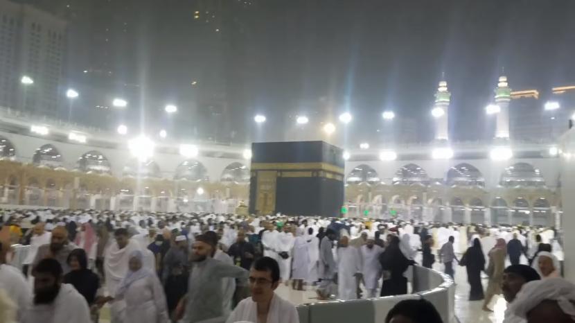  Siang Malam Dua Makkah dan Madinah Terus Diguyur Hujan. Foto:  Ketika hujan mengguyur jamaah di Masjidil Haram Makkah