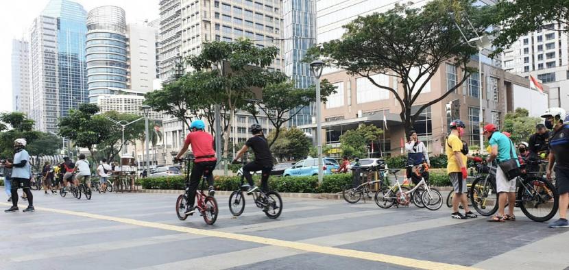 Ketika pandemi Covid-19 merebak di seluruh dunia, kegiatan bersepeda menjadi olah raga yang digemari masyarakat di banyak negara. Tidak terkecuali Indonesia, terutama di kota besar seperti Jakarta, hampir setiap hari terlihat pria, wanita dan anak-anak bersepeda di jalanan.