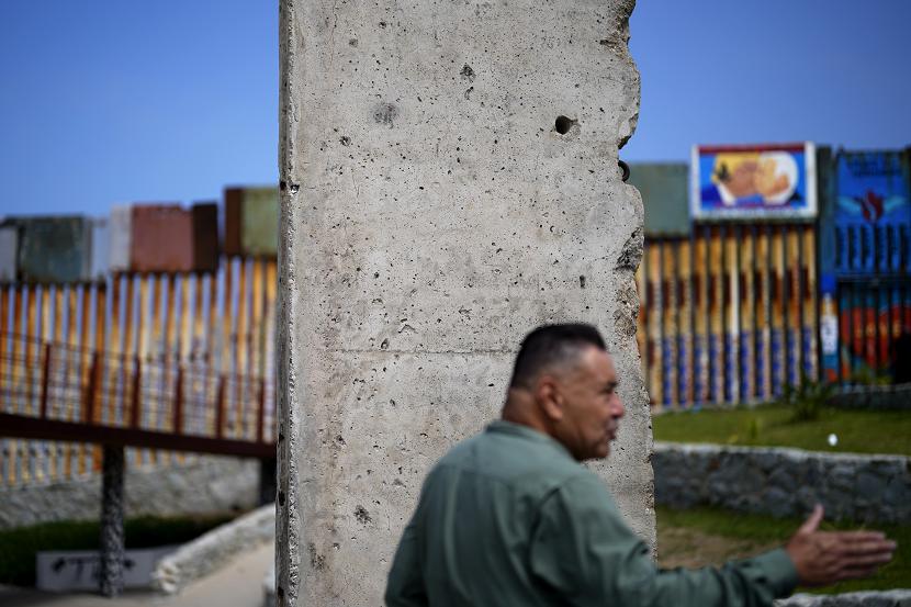 Ketika pemerintah Amerika Serikat (AS) membangun tembok perbatasan terbaru, Meksiko merespons dengan meletakkan sisa-sisa Tembok Berlin