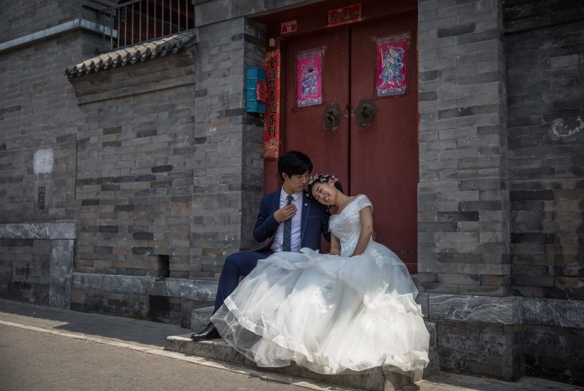Ketika upaya untuk mencari pasangan hidup tak kunjung membuahkan hasil, anak muda Cina menyewa kekasih pura-pura agar tidak dirongrong keluarga.