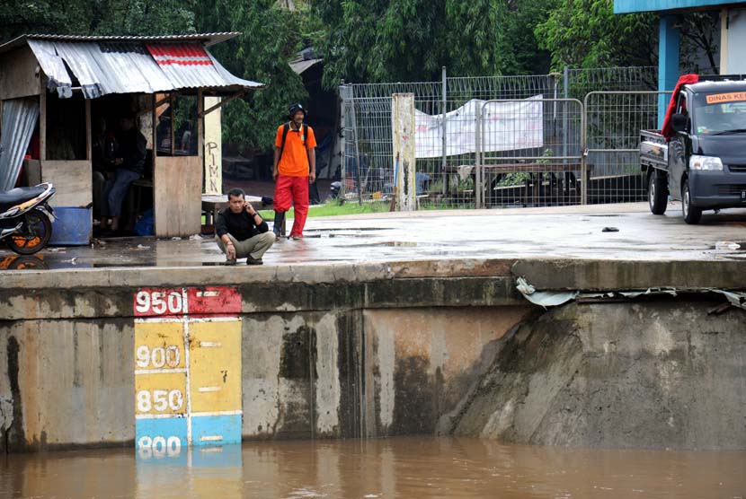  Ketinggian air mencapai 800cm di Pintu Air Manggarai, Jakarta, Selasa (10/2). 