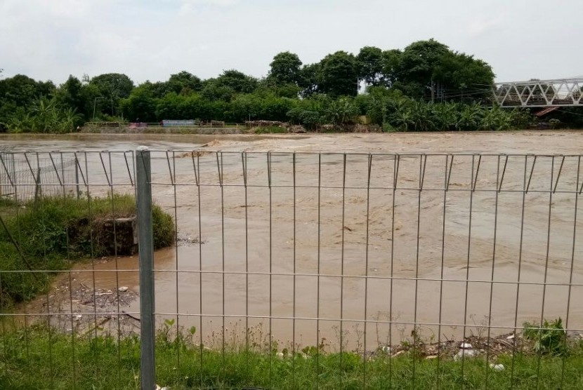 Ketinggian debit air di Bendung Bangkir Kecamatan Lohbener, Indramayu, sudah melebihi debit normalnya, Senin (23/1). Indramayu siaga banjir luapan Sungai Cimanuk.