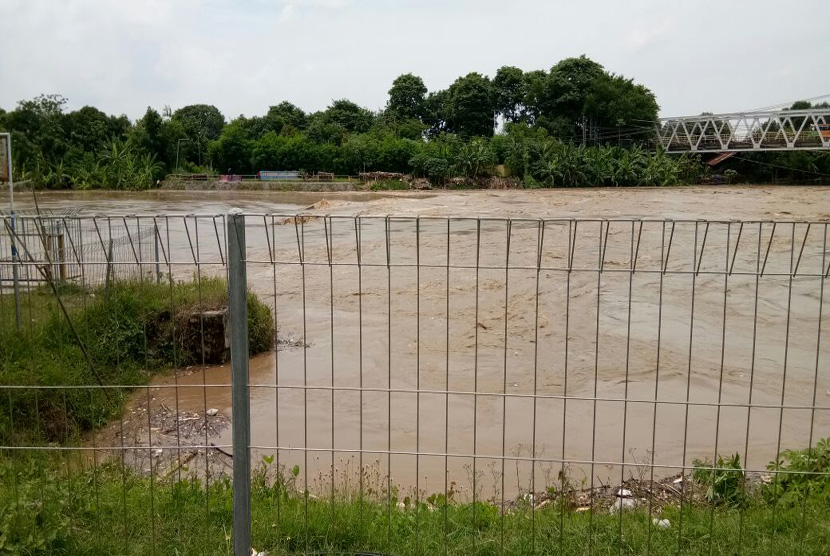 Ketinggian debit air di Bendung Bangkir Kecamatan Lohbener, Kabupaten Indramayu sudah melebihi debit normalnya, Senin (23/1). Indramayu siaga banjir luapan sungai cimanuk.