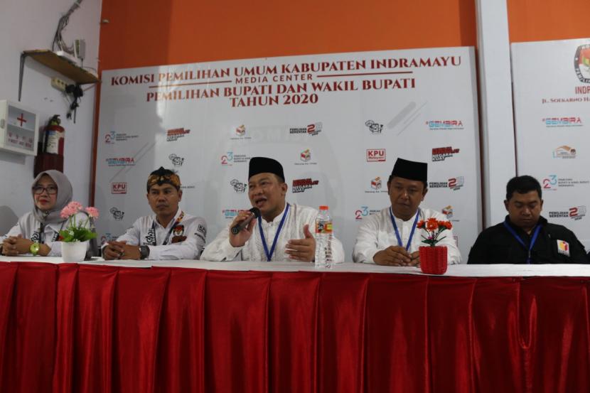 Ketua ACKDP yang juga bakal calon bupati Indramayu, Toto Sucartono (tengah).