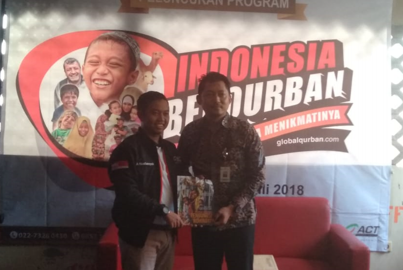 Ketua ACT Jawa Barat, Adi Nurdiansyah dan Senior Branch Manager CIMB Syariah Noviandri Yudha dalam peluncuran program Indonesia Berqurban di Ngopi Doeloe, Bandung, pada Rabu (25/7). 