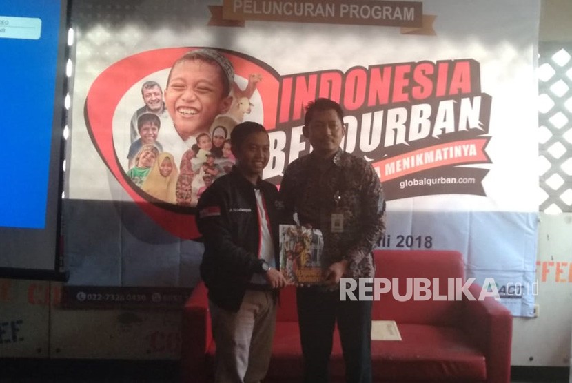 Ketua ACT Jawa Barat, Adi Nurdiansyah dan Senior Branch Manager CIMB Syariah Noviandri Yudha dalam peluncuran program Indonesia Berqurban di Ngopi Doeloe, Bandung, pada Rabu (25/7). 