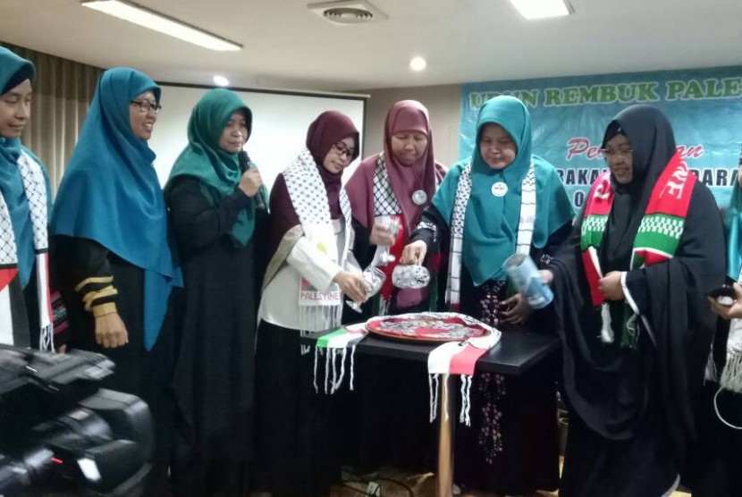 Ketua Adara Relief International, Nurjanah Hulwani, S.Ag, M.E. (ketiga dari kanan) mengucurkan koin dari celengan sebagai simbol peluncuran Gerakan Koin untuk Senyum Palestina di Hotel Sofyan Jakarta (4/5/2017).