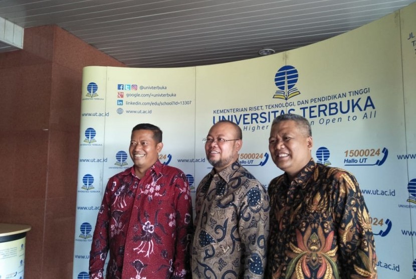 Ketua AFEBI Suharnomo, Rektor Universitas Terbuka (UT) Ojat Darojat, dan  Dekan Fakultas Ekonomi UT Ali Muktiyanto (kiri ke kanan), di Universitas Terbuka Convention Center, Tangerang Selatan, Selasa (12/2).