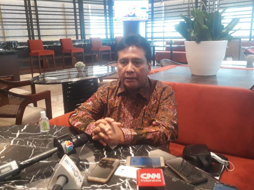Ketua Perhimpunan Hotel dan Restoran Indonesia (PHRI) Hariyadi B Sukamdani menjawab pertanyaan wartawan terkait UU Cipta Kerja di Menara Kadin, Jakarta, Kamis (15/10).
