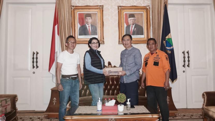 Ketua Apindo Jabar, Ning Wahyu Astutik, Apindo Jabar memberikan sumbangan ke Kabupaten Cianjur.