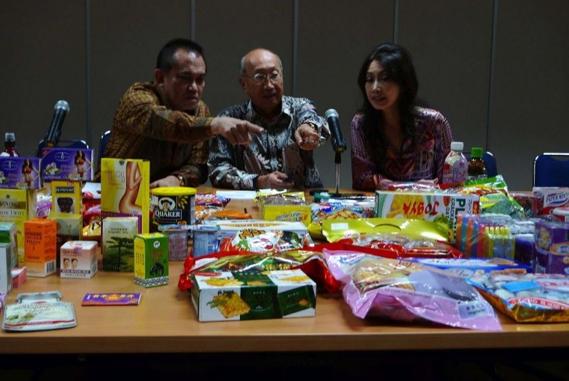 Ketua Apindo, Sofyan Wanandi (tengah) membicarakan beberapa produk impor tanpa label Bahasa Indonesia di Jakarta.