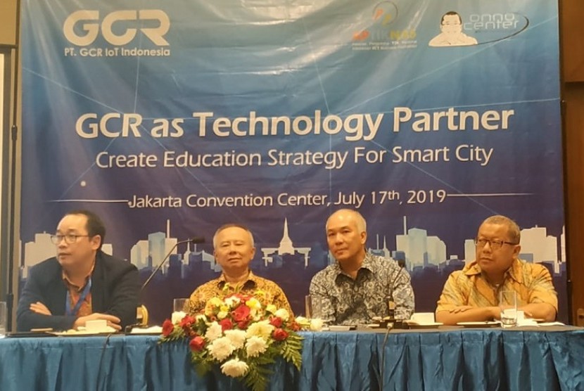 Ketua Aptiknas DPP DKI Jakarta Fangky (kiri ke kanan), CEO GCR Internasional Tony Taso, Manager Director GCR Andy Tanudiredja, dan pakar bidang teknologi informasi, Onno W Purbo, berbicara dalam rangka pengenalan 'GCR as Technology Partner Creat Education Strategy for smart City' di Jakarta, Rabu (17/7).