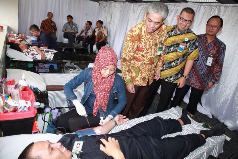 Ketua Asbisindo Agus Sudiarto, Dirut BNI Syariah Imam T  Saptono, dan SEVP Teknologi BNI  Dadang Setiabudi (kiri ke kanan) sedang meninjau aksi donor darah di gedung BNI Jakarta, Rabu (1/3)