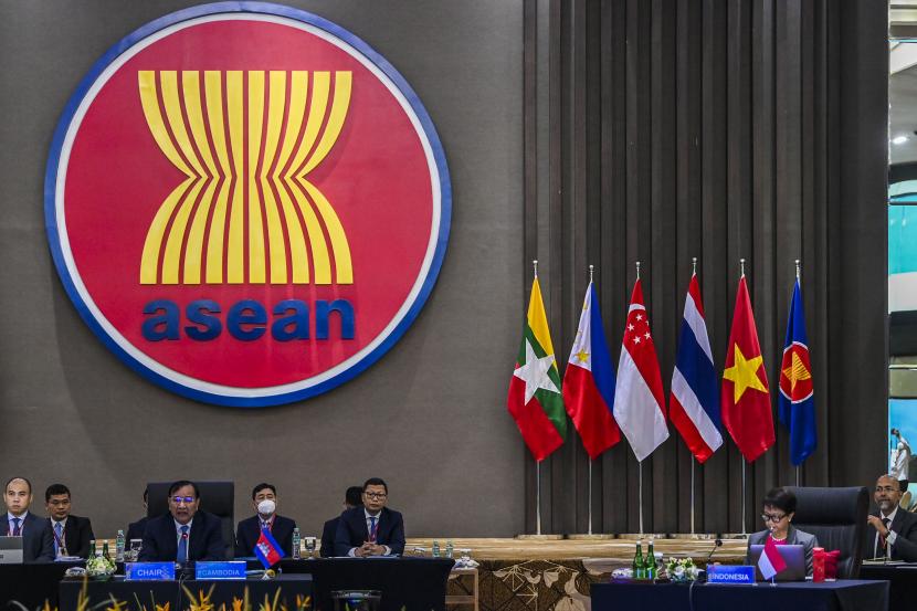 Ketua ASEAN 2022 sekaligus Menteri Luar Negeri dan Kerjasama Internasional Kamboja Prak Sokhonn (ketiga kiri) bersama Menteri Luar Negeri Indonesia Retno Marsudi (kanan) mengikuti Special ASEAN Ministerial Meeting di Gedung Sekretariat ASEAN, Jakarta, Kamis (27/10/2022). 