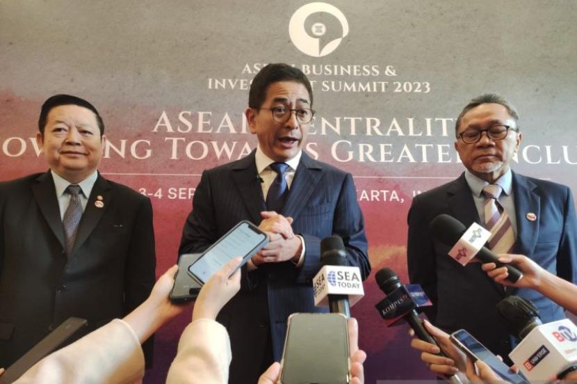 Ketua ASEAN-Business Advisory Council (ASEAN-BAC) yang juga Ketua Umum Kadin Indonesia Arsjad Rasjid (tengah). 