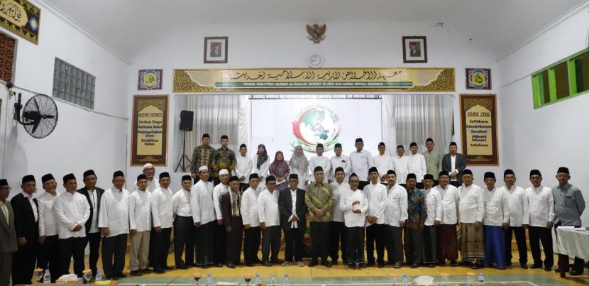 Ketua ASFA Foundation Haji Syafruddin bersama ulama pesantren di Pesantren Al Ikhlas Kuningan Jawa Barat