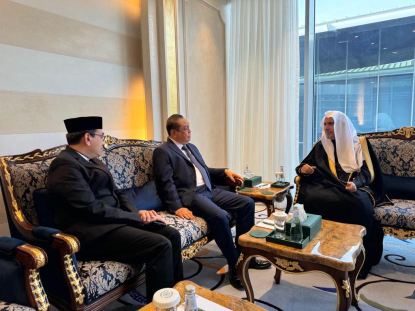 Ketua ASFA Foundation Komjen Pol (Pur) Syafruddin berbicara dengan Sekjen Liga Dunia Muslim Syekh Muhammad Abdul Karim al Isa