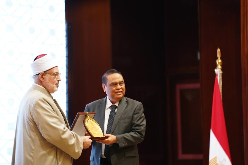 Ketua ASFA Foundation Komjen Pol Pur Syafruddin Kambo menerima penghargaan dari pihak Universitas Al Azhar Mesir