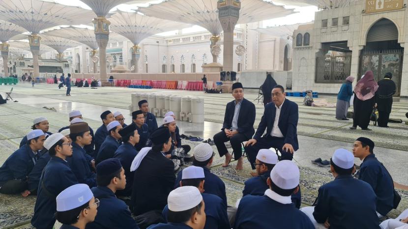 Ketua ASFA Foundation Komjen Pol (Pur) Syafruddin memberikan nasihat kepada para penghapal Alquran di teras Masjid Nabawi Madinah Arab Saudi