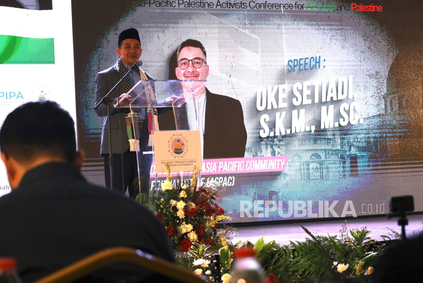  Ketua Asia Pasific Community for Palestine (ASPAC) Oke Setiadi saat memberikan sambutan di acara Konferensi Aktivis Palestina Asia Pasifik yang digagas Koalisi Perempuan Asia Pasifik untuk Al Quds dan Palestina (APWCQP), Ahad (25/5/2025).