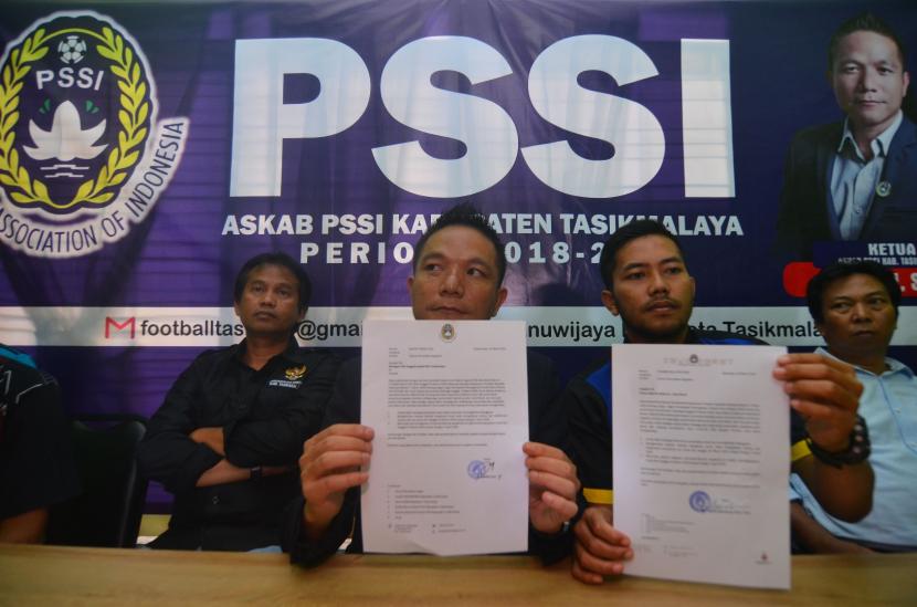 Ketua Askab PSSI Kabupaten Tasikmalaya Juandi (kiri), didampingi Exco PSSI Kab Tasikmalaya Agis Muji Prayitno (kanan) menunjukan surat edaran dari PSSI Jabar dan Kemnpora pada pres rilis di Kantor PSSI, Kota Tasikmalaya, Jawa Barat, Selasa (17/3/2020).