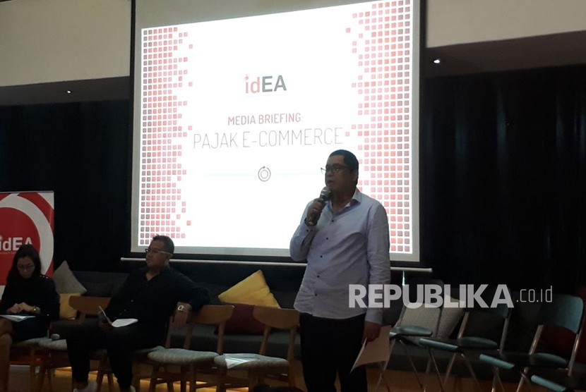  Ketua asosiasi E-commerce Indonesia (idEA) memberikan penjelasan mengenai pajak e-commerce, Selasa (30/1). 