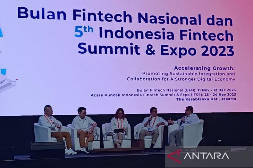 Ketua Asosiasi Fintech Indonesia (Aftech) Budi Gandasoebrata (kedua kanan) ketika menjadi narasumber pada acara Indonesia Fintech Summit & Expo (IFSE) 2023 di Jakarta, Kamis (23/11/2023). 