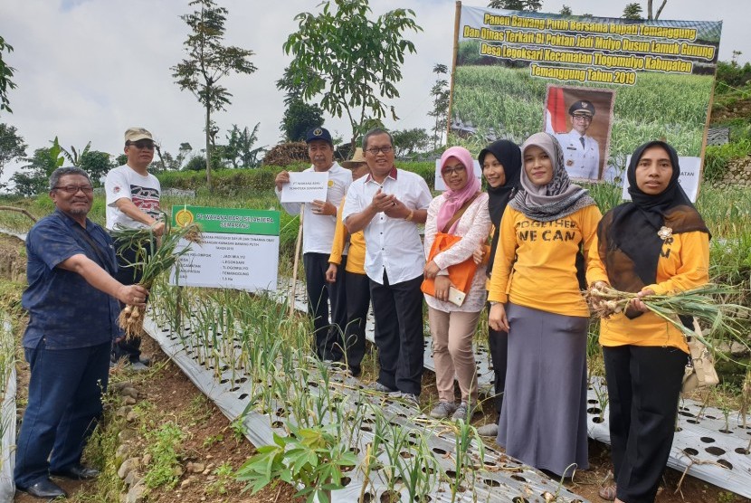 Ketua Asosiasi Hortikultura Nasional (AHN) Anton Muslim Arbi (kiri) saat meninjau lokasi wajib tanam bawang putih di Temanggung, Jawa Tengah, Jumat (22/3).