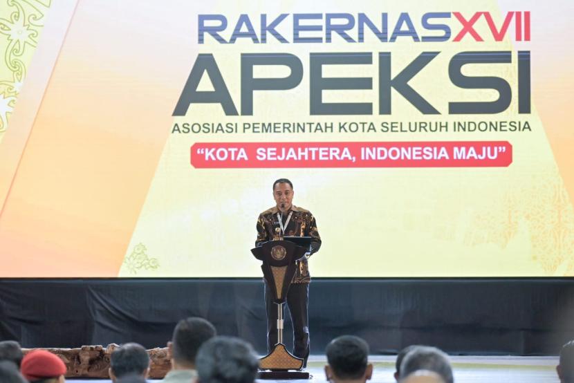 Ketua Asosiasi Pemerintah Kota Seluruh Indonesia (APEKSI) sekaligus Wali Kota Surabaya, Eri Cahyadi memimpin secara langsung Rapat Kerja Nasional (Rakernas) XVII APEKSI Tahun 2024, di Kota Balikpapan, Selasa (4/6/2024). 