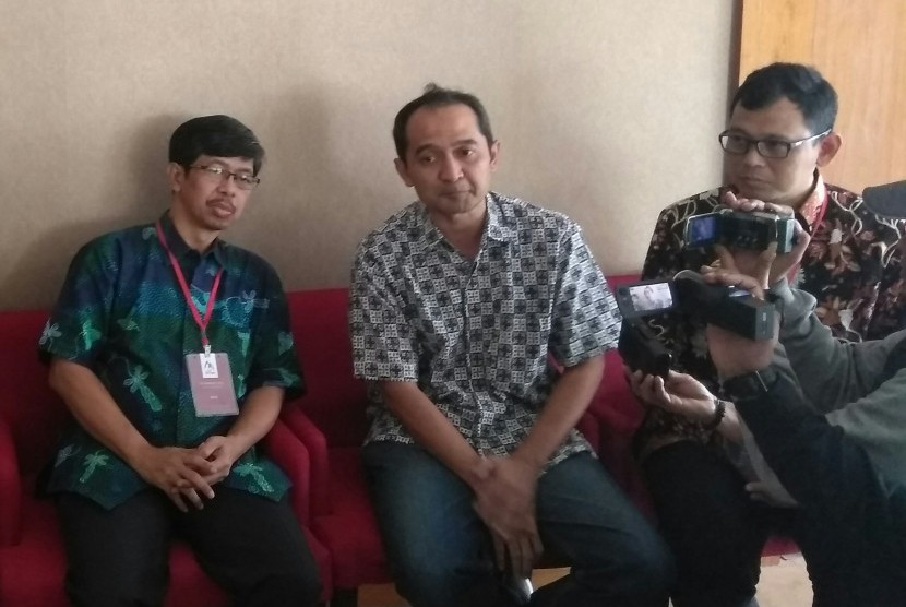Ketua Asosiasi Pendidikan Tinggi Arsitektur Indonesia Yandi Andri Yatmo dari UI (tengah), didampingi Adib Abadi dari ITB (kiri) dan Ilya Fadjar dari UII saat menggelar konferensi pers di Hotel Alana, Sleman, Selasa (11/7).