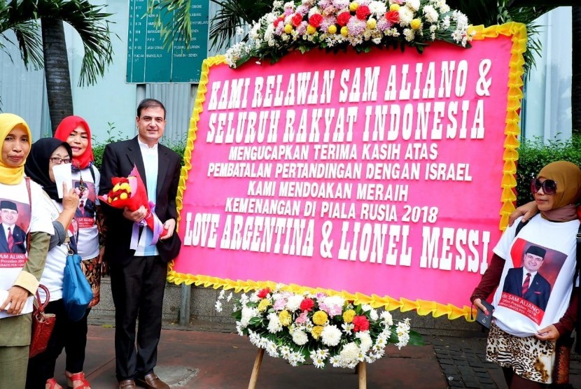 Ketua Asosiasi Pengusaha Muda Indonesia (APMI) Sam Aliano bersama rombongan di depan kantor Kedutaan Besar Argentina di Jakarta, Kamis (7/6).